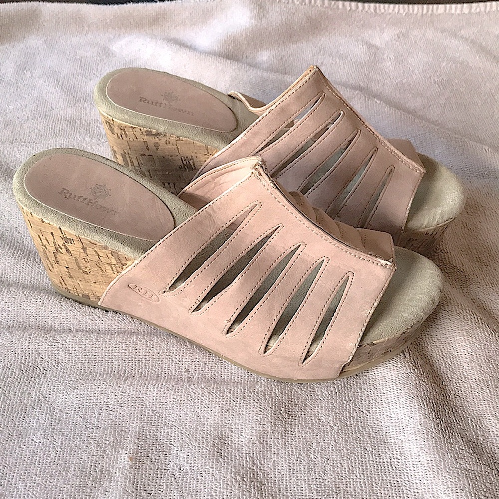 Women’s light pink wedge sandals